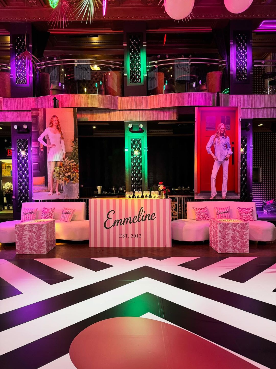 Lounge with tall portraits, a striped bar and a heart on the dance floor